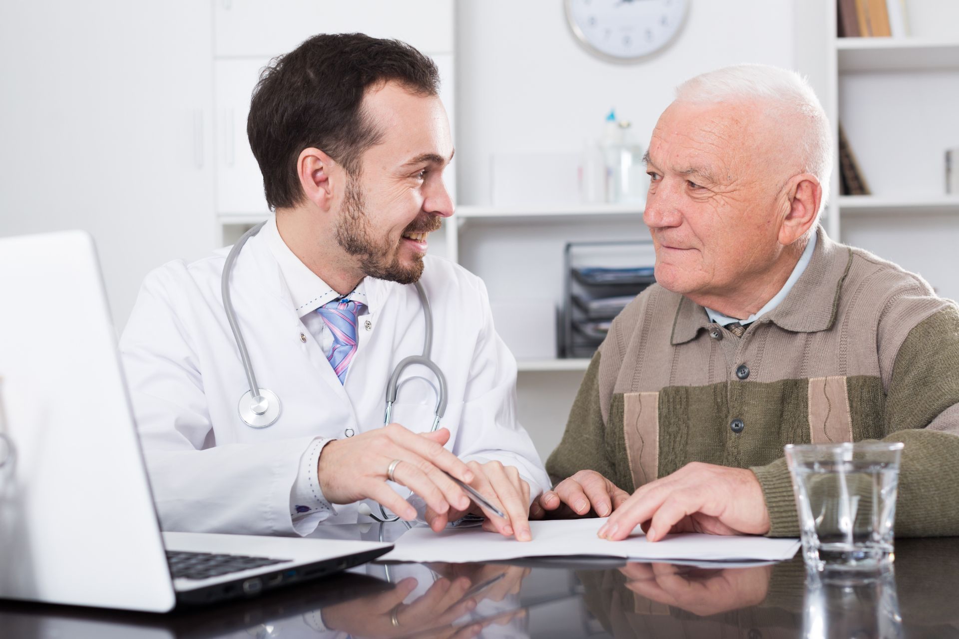 L'insufficienza renale negli anziani è una sfida comune. Impara a riconoscere i segnali, gestire la dieta e assistere al meglio il tuo caro con questa guida.